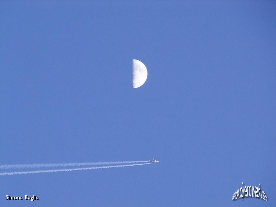 20 Una scia nel cielo limpido.jpg